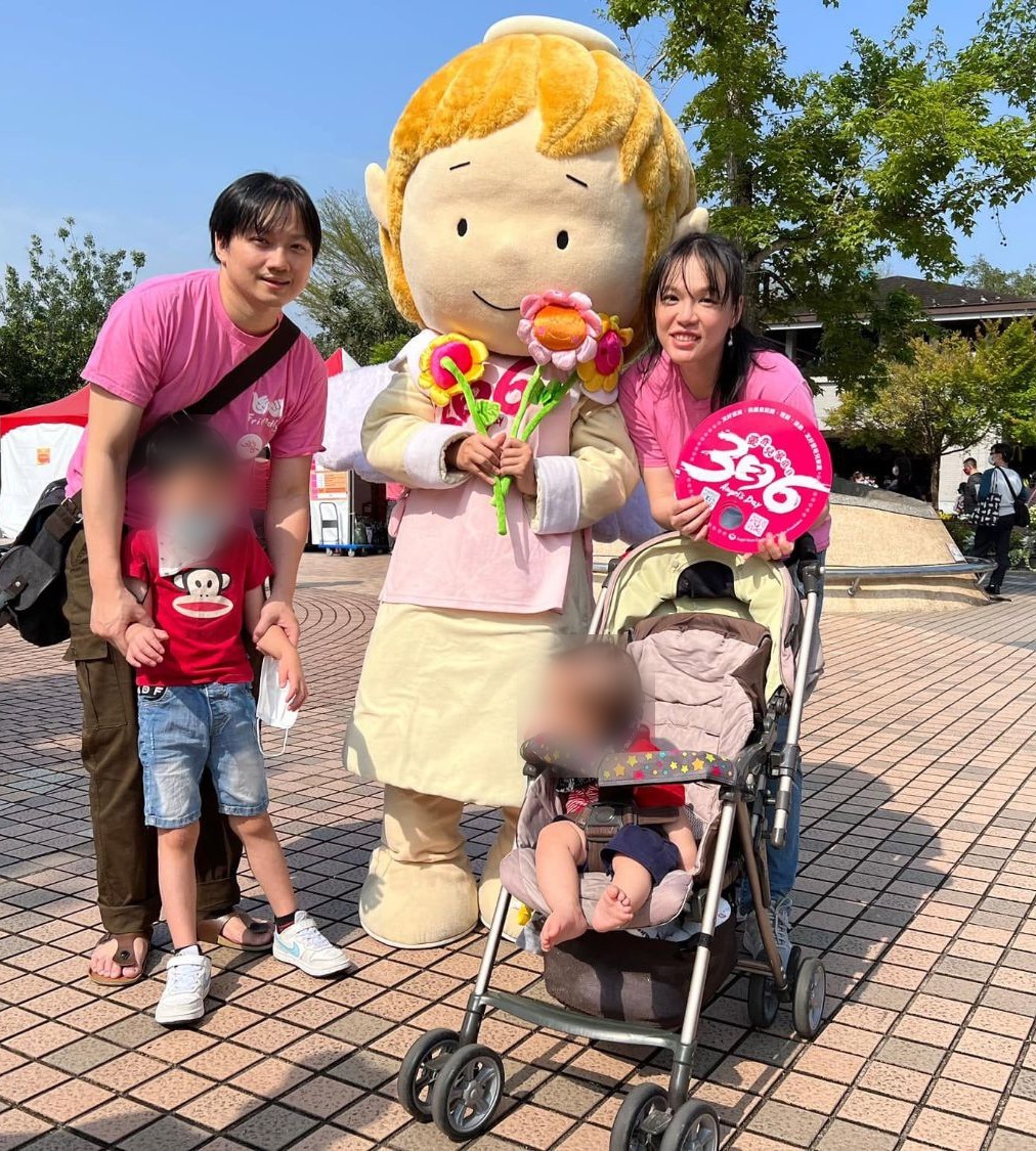創辦人張可佳與家人在戶外活動中和吉祥物玩偶合影