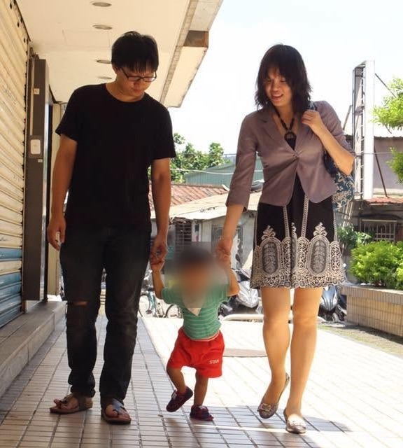 創辦人張可佳與先生牽著孩子在街上散步